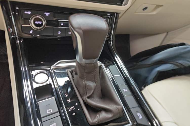 Used Volkswagen Phideon 2021 380TSI Luxury Edition Gear Lever