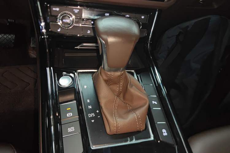 Used Volkswagen Phideon 2021 380TSI Luxury Edition Gear Lever