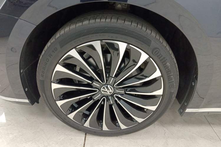 Used Volkswagen Phideon 2021 380TSI Prestige Edition Left Front Wheel Hub