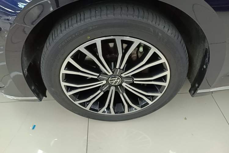Used Volkswagen Phideon 2021 380TSI Luxury Edition Left Front Wheel Hub