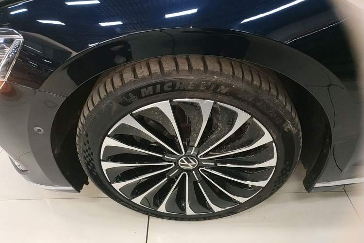 Used Volkswagen Phideon 2021 380TSI Prestige Edition Left Front Wheel Hub
