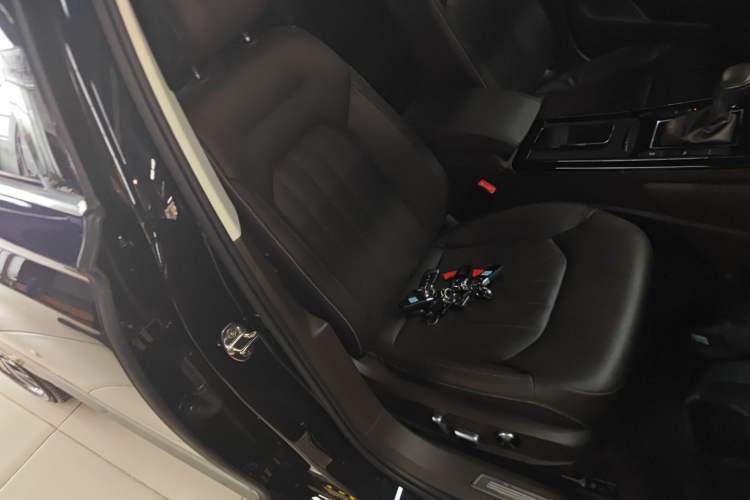 Used Volkswagen Phideon 2021 380TSI Luxury Edition Right Front Seat