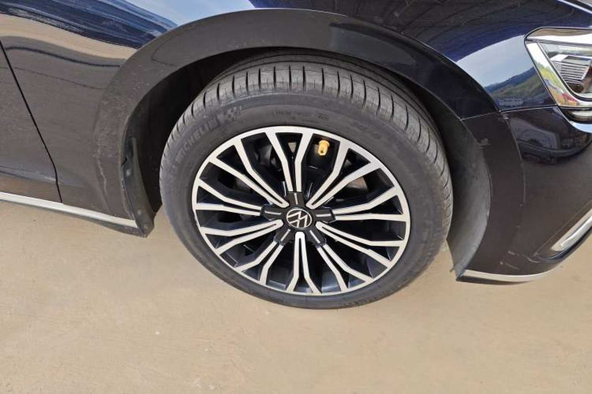 Used Volkswagen Phideon 2021 380TSI Luxury Edition Right Front Wheel Hub