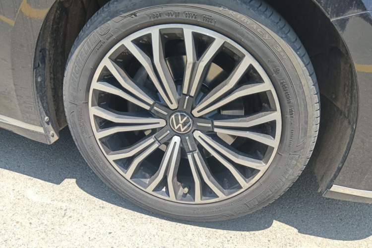 Used Volkswagen Phideon 2021 380TSI Luxury Edition Right Front Wheel Hub