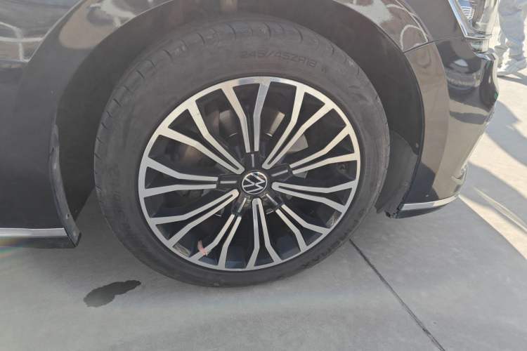 Used Volkswagen Phideon 2021 380TSI Luxury Edition Right Front Wheel Hub