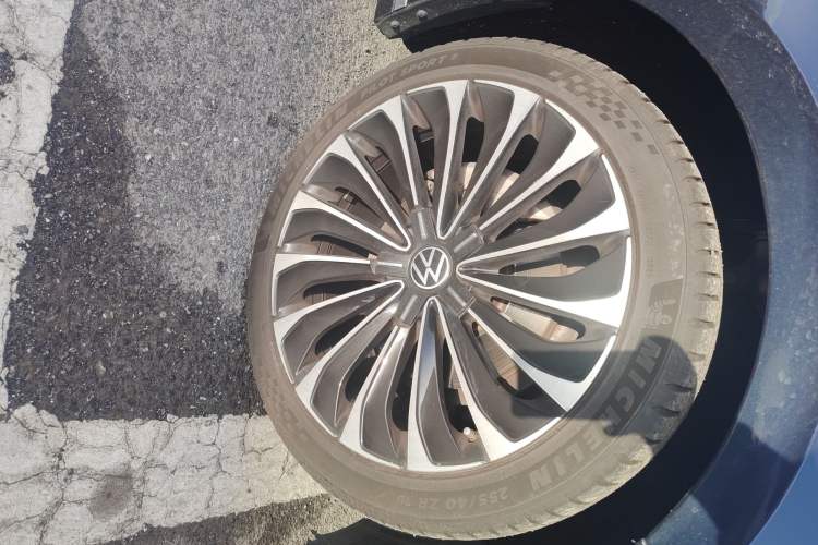 Used Volkswagen Phideon 2021 380TSI Prestige Edition Right Front Wheel Hub