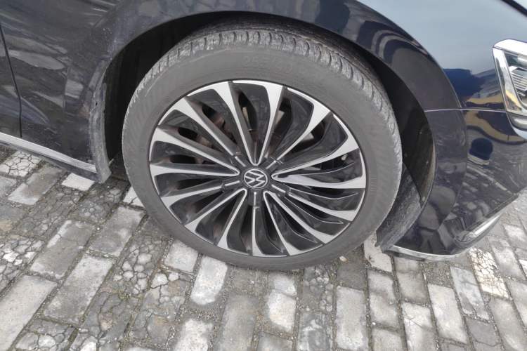 Used Volkswagen Phideon 2021 380TSI Prestige Edition Right Front Wheel Hub