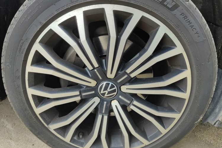 Used Volkswagen Phideon 2021 380TSI Luxury Edition Right Front Wheel Hub