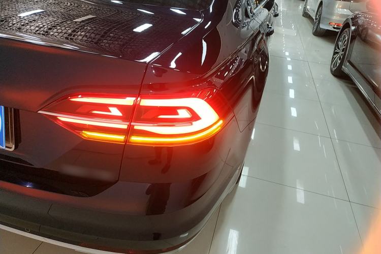 Used Volkswagen Phideon 2021 380TSI Prestige Edition Right Rear Taillight