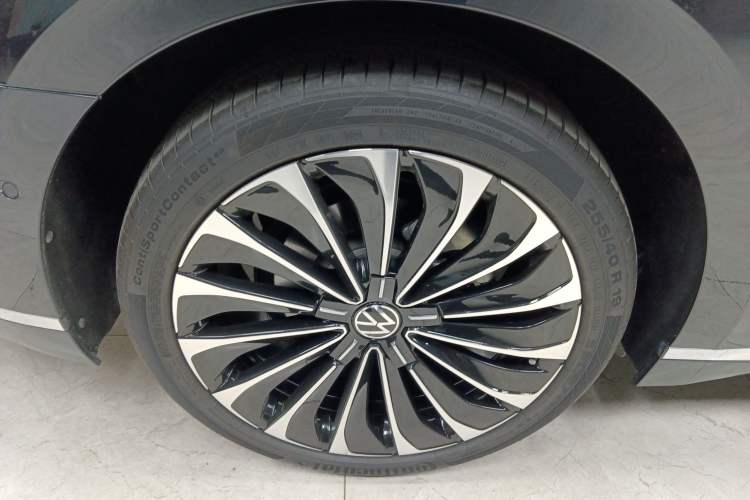 Used Volkswagen Phideon 2021 380TSI Prestige Edition Right Rear Wheel Hub