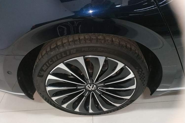 Used Volkswagen Phideon 2021 380TSI Prestige Edition Right Rear Wheel Hub