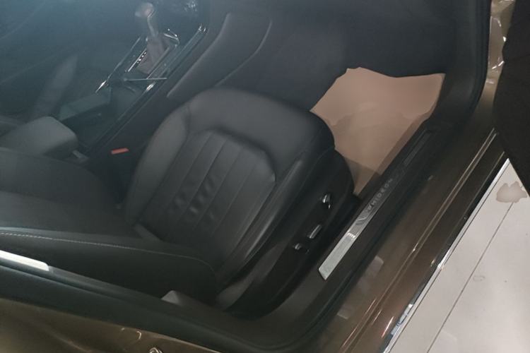 Used Volkswagen Phideon 2021 380TSI Luxury Edition Right Front Seat