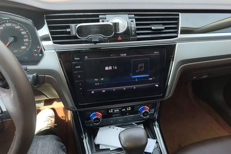 Used Volkswagen Phideon 2021 380TSI Luxury Edition Audio And AC Panel