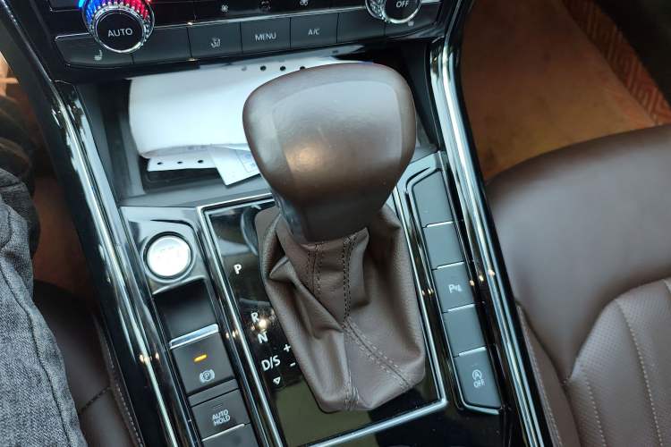 Used Volkswagen Phideon 2021 380TSI Luxury Edition Gear Lever