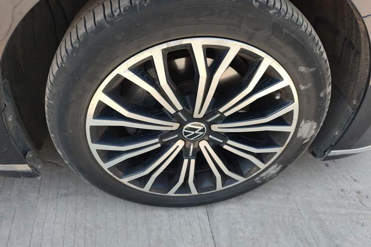Used Volkswagen Phideon 2021 380TSI Luxury Edition Right Front Wheel Hub