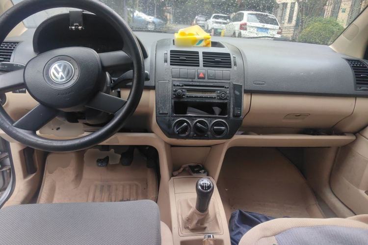 Used Volkswagen Polo 2004 Sedan 1.4L Manual Comfort Model Center Console
