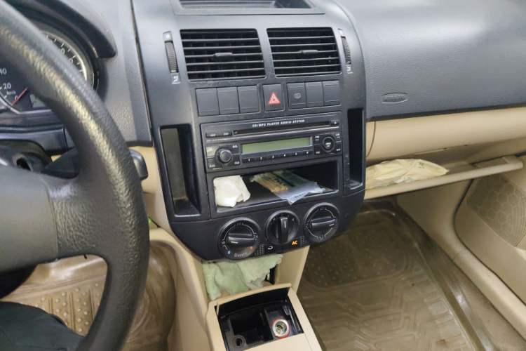 Used Volkswagen Polo 2006 Jingqu 1.4L Manual - Elegant Edition Audio And AC Panel