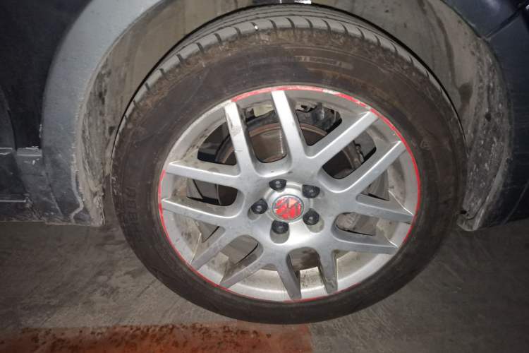 Used Volkswagen Polo 2007 1.6L Cross Polo Automatic Right Front Wheel Hub