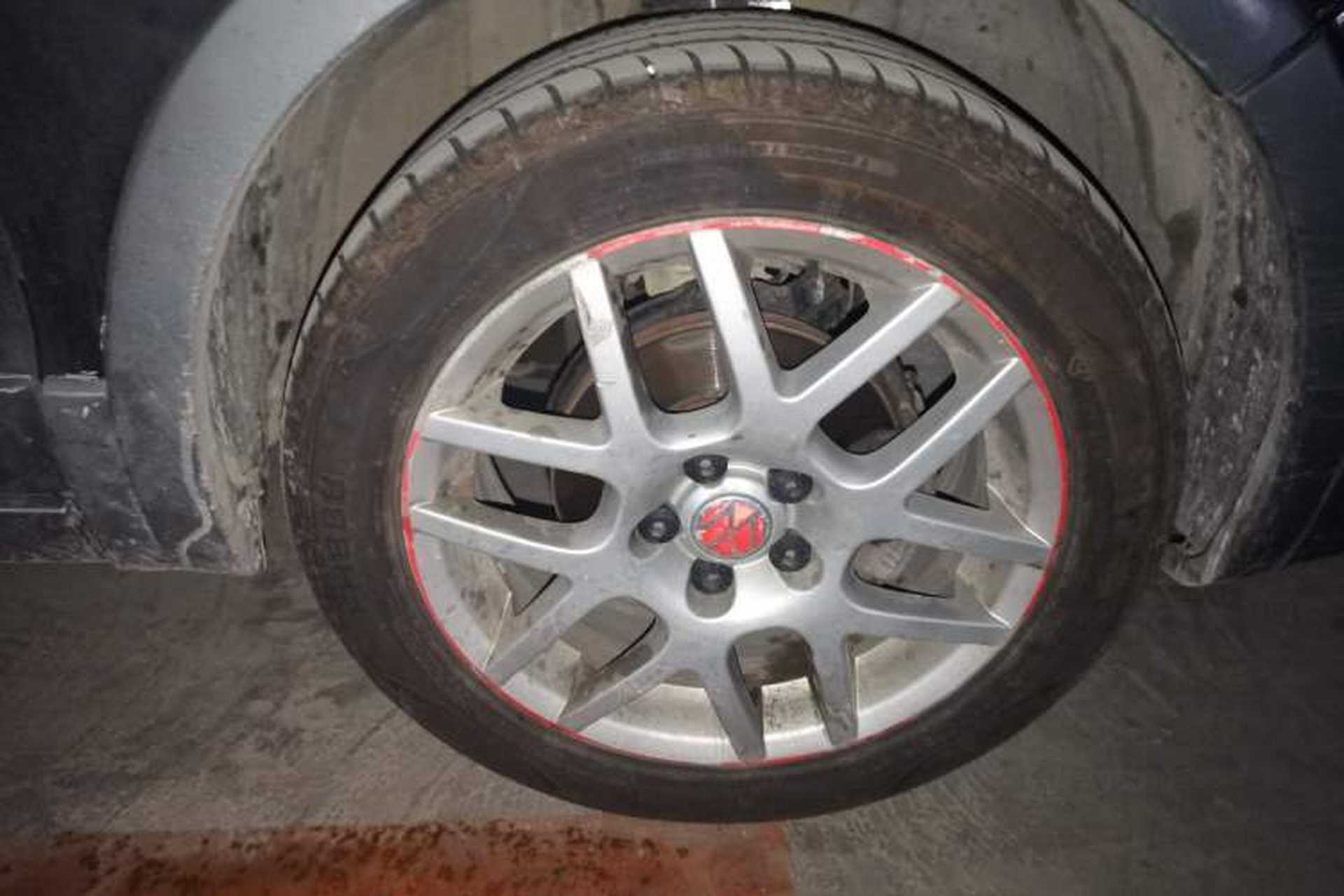 Used Volkswagen Polo 2007 1.6L Cross Polo Automatic Right Front Wheel Hub