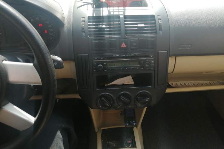 Used Volkswagen Polo 2007 1.6L Cross Polo MT Audio And AC Panel