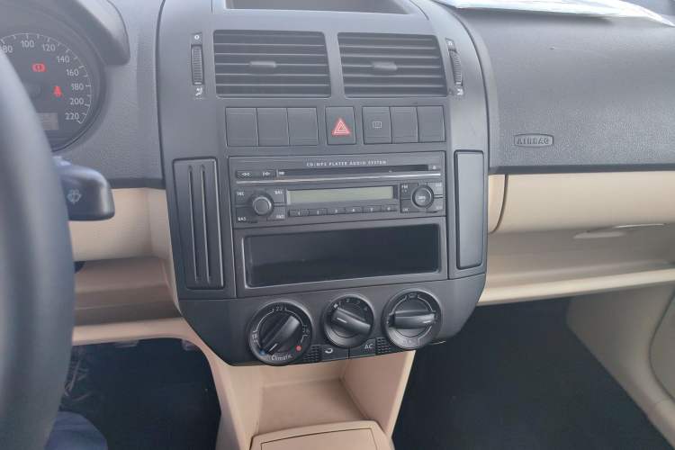 Used Volkswagen Polo 2007 1.6L Cross Polo Automatic Audio And AC Panel
