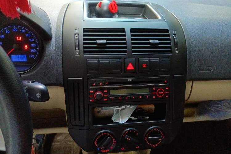 Used Volkswagen Polo 2007 1.6L Cross Polo Automatic Audio And AC Panel