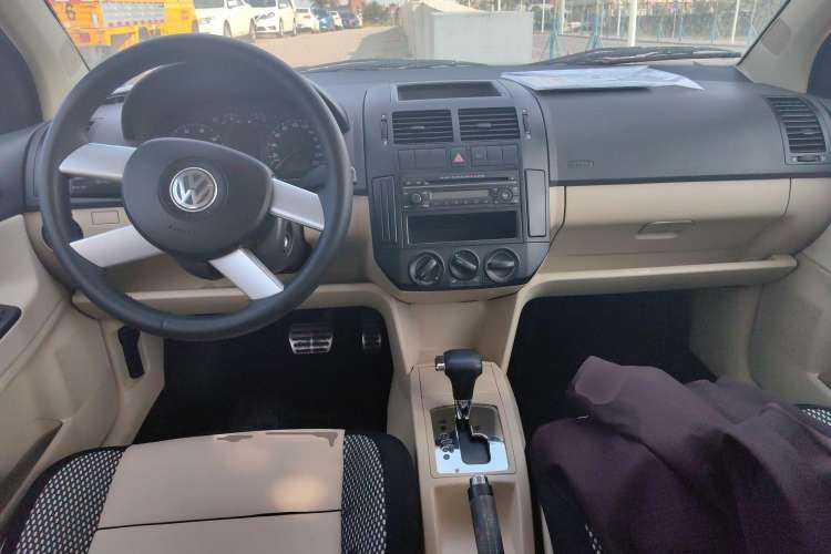 Used Volkswagen Polo 2007 1.6L Cross Polo Automatic Center Console
