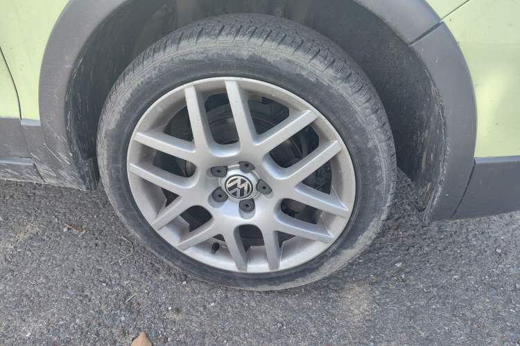 Used Volkswagen Polo 2007 1.6L Cross Polo Automatic Right Front Wheel Hub