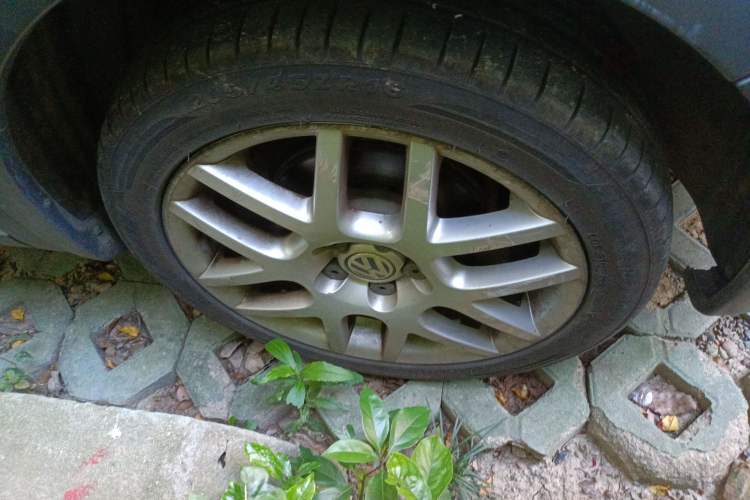 Used Volkswagen Polo 2007 1.6L Cross Polo Automatic Right Front Wheel Hub