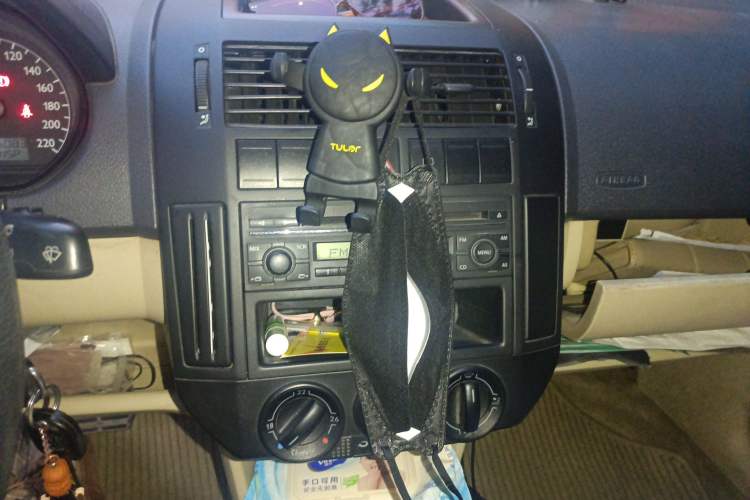 Used Volkswagen Polo 2007 1.6L Cross Polo Automatic Audio And AC Panel