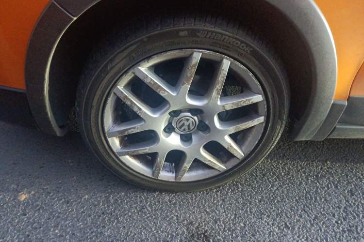 Used Volkswagen Polo 2007 1.6L Cross Polo Automatic Right Front Wheel Hub