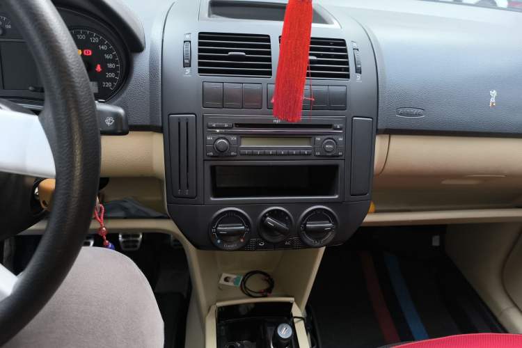 Used Volkswagen Polo 2007 1.6L Cross Polo MT Audio And AC Panel