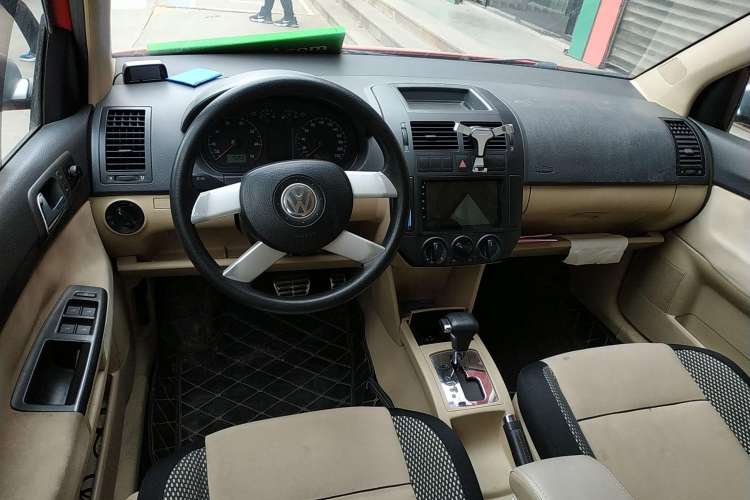 Used Volkswagen Polo 2007 1.6L Cross Polo Automatic Center Console