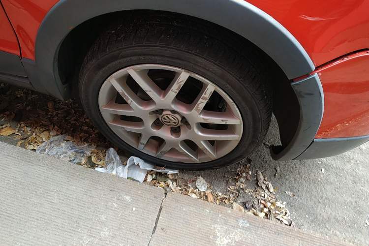 Used Volkswagen Polo 2007 1.6L Cross Polo Automatic Right Front Wheel Hub