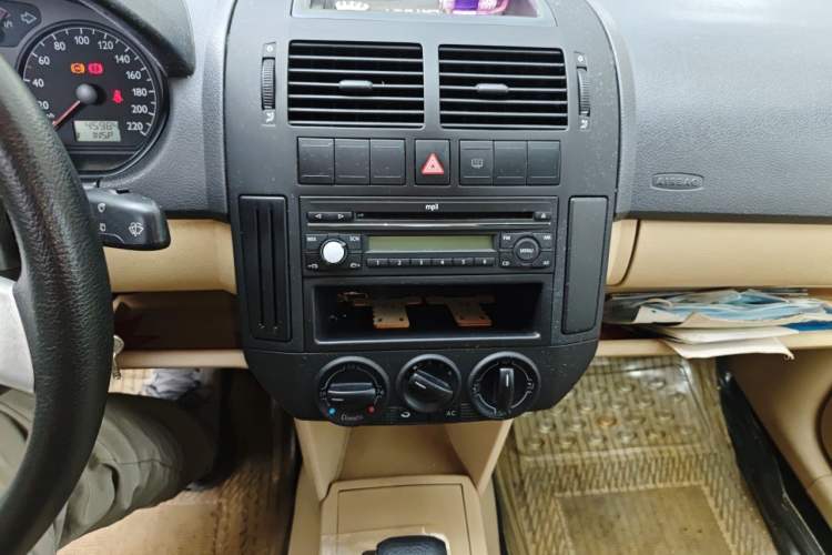 Used Volkswagen Polo 2007 1.6L Cross Polo Automatic Audio And AC Panel