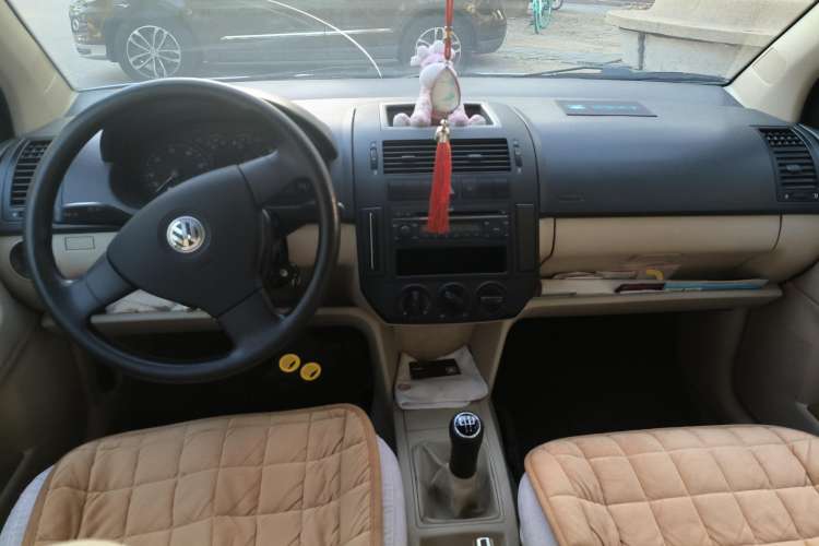 Used Volkswagen Polo 2007 Kica 1.4L Manual Fashion Edition Center Console