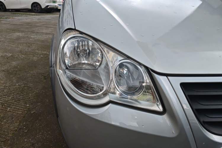 Used Volkswagen Polo 2007 1.6L Cross Polo Automatic Right Front Headlight