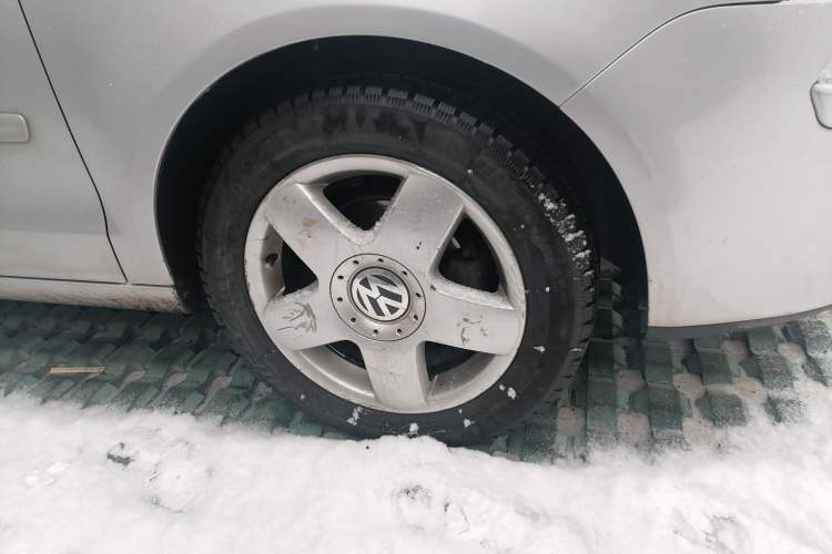 Used Volkswagen Polo 2007 Jingqing 1.4L Automatic Fashion Edition Right Front Wheel Hub