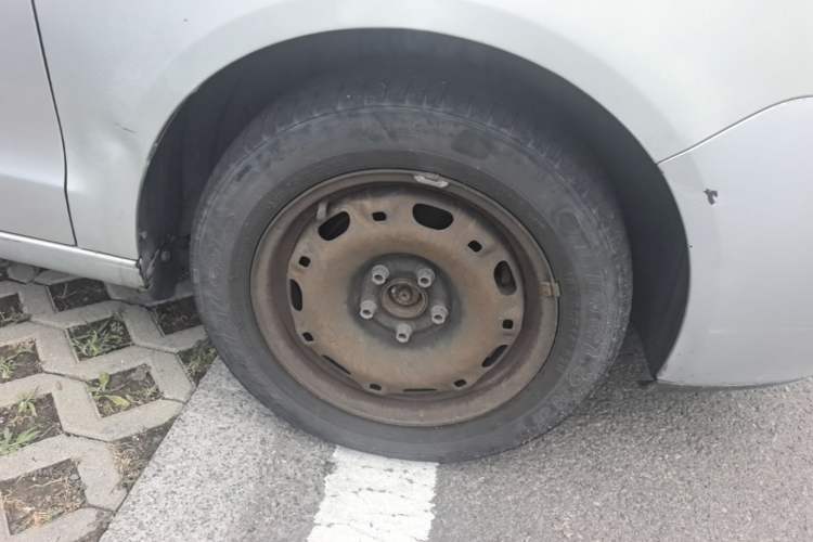 Used Volkswagen Polo 2007 Jingqing 1.4L Automatic Fashion Edition Right Front Wheel Hub