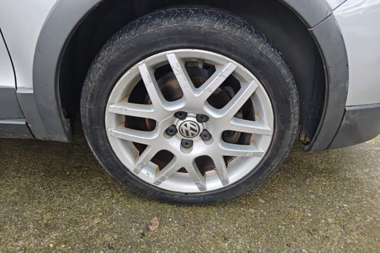 Used Volkswagen Polo 2007 1.6L Cross Polo Automatic Right Front Wheel Hub