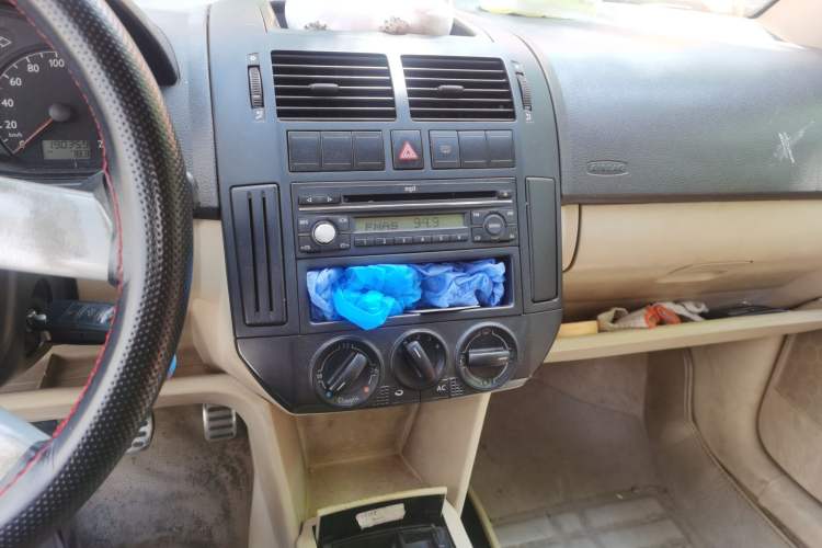 Used Volkswagen Polo 2007 1.6L Cross Polo MT Audio And AC Panel