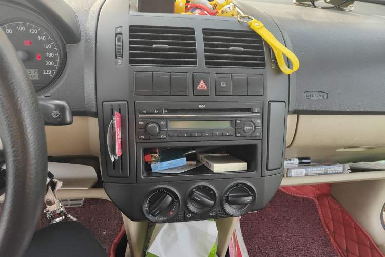 Used Volkswagen Polo 2007 1.6L Cross Polo Automatic Audio And AC Panel