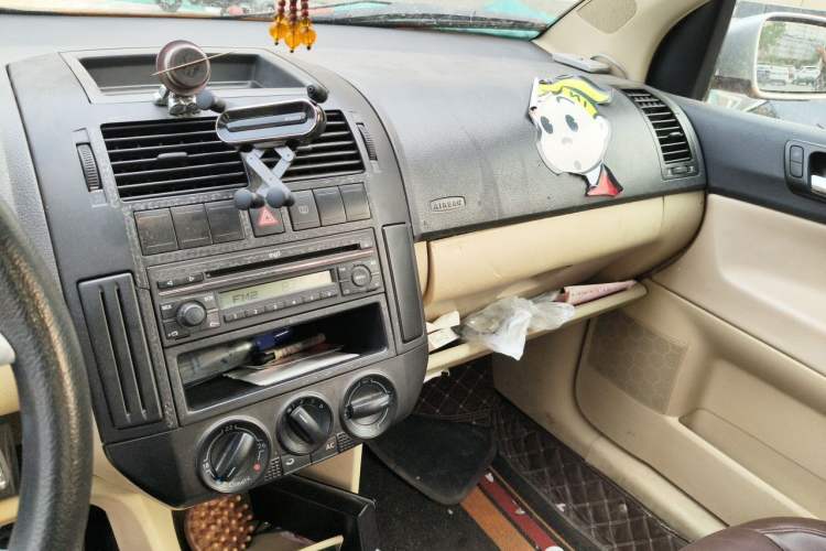 Used Volkswagen Polo 2007 1.6L Cross Polo Automatic Audio And AC Panel