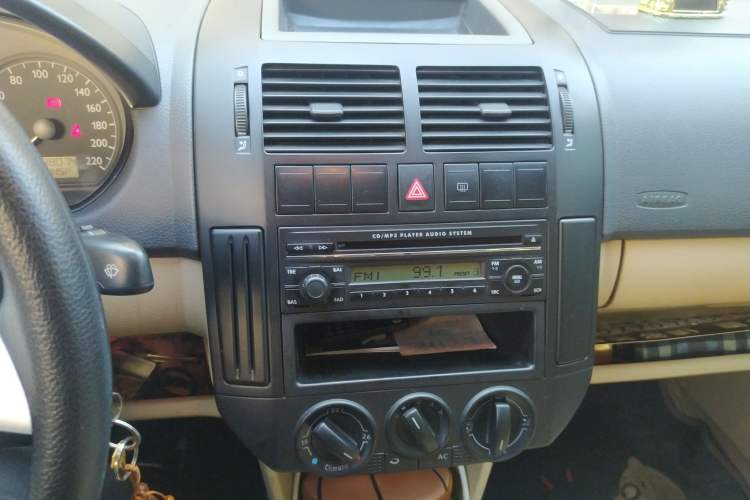 Used Volkswagen Polo 2007 1.6L Cross Polo MT Audio And AC Panel