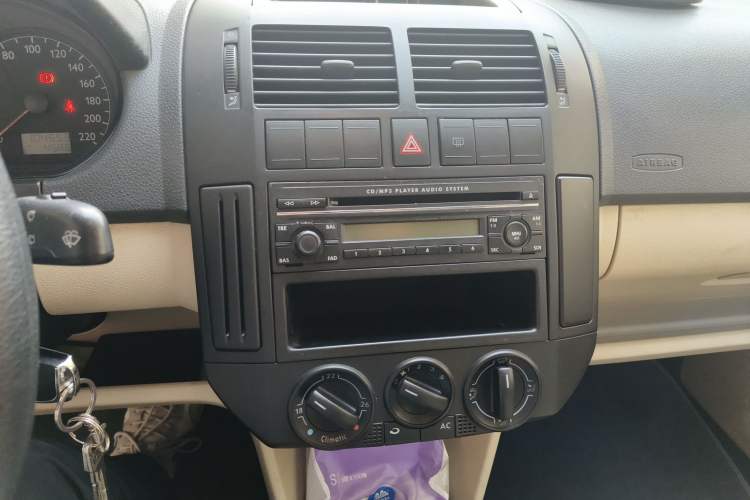 Used Volkswagen Polo 2007 1.6L Cross Polo Automatic Audio And AC Panel