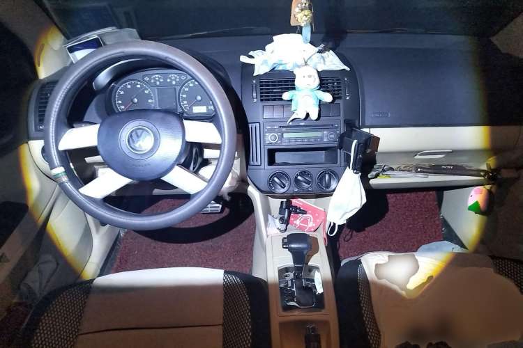 Used Volkswagen Polo 2007 1.6L Cross Polo Automatic Center Console