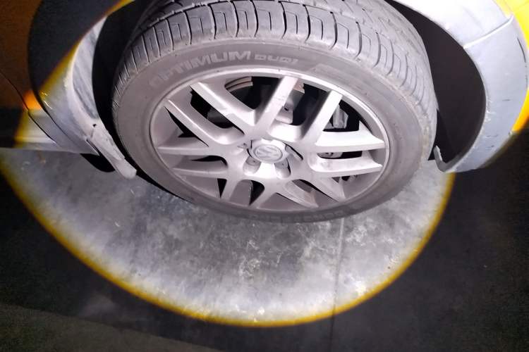 Used Volkswagen Polo 2007 1.6L Cross Polo Automatic Right Front Wheel Hub
