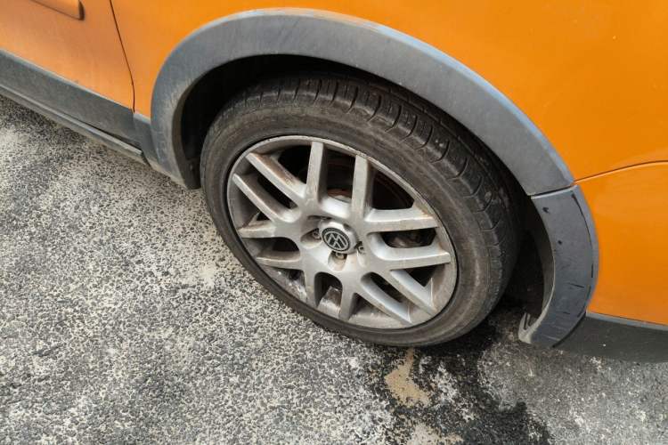 Used Volkswagen Polo 2007 1.6L Cross Polo Automatic Right Front Wheel Hub