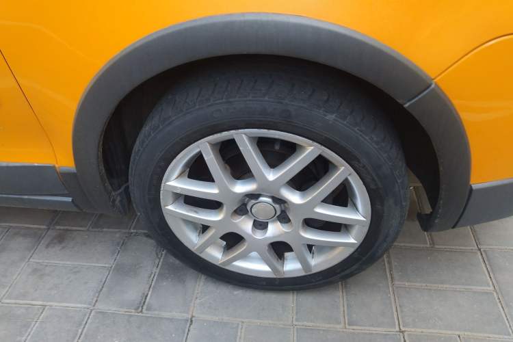 Used Volkswagen Polo 2007 1.6L Cross Polo MT Right Front Wheel Hub