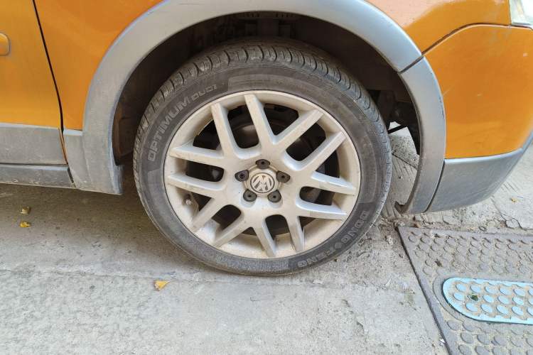 Used Volkswagen Polo 2007 1.6L Cross Polo Automatic Right Front Wheel Hub